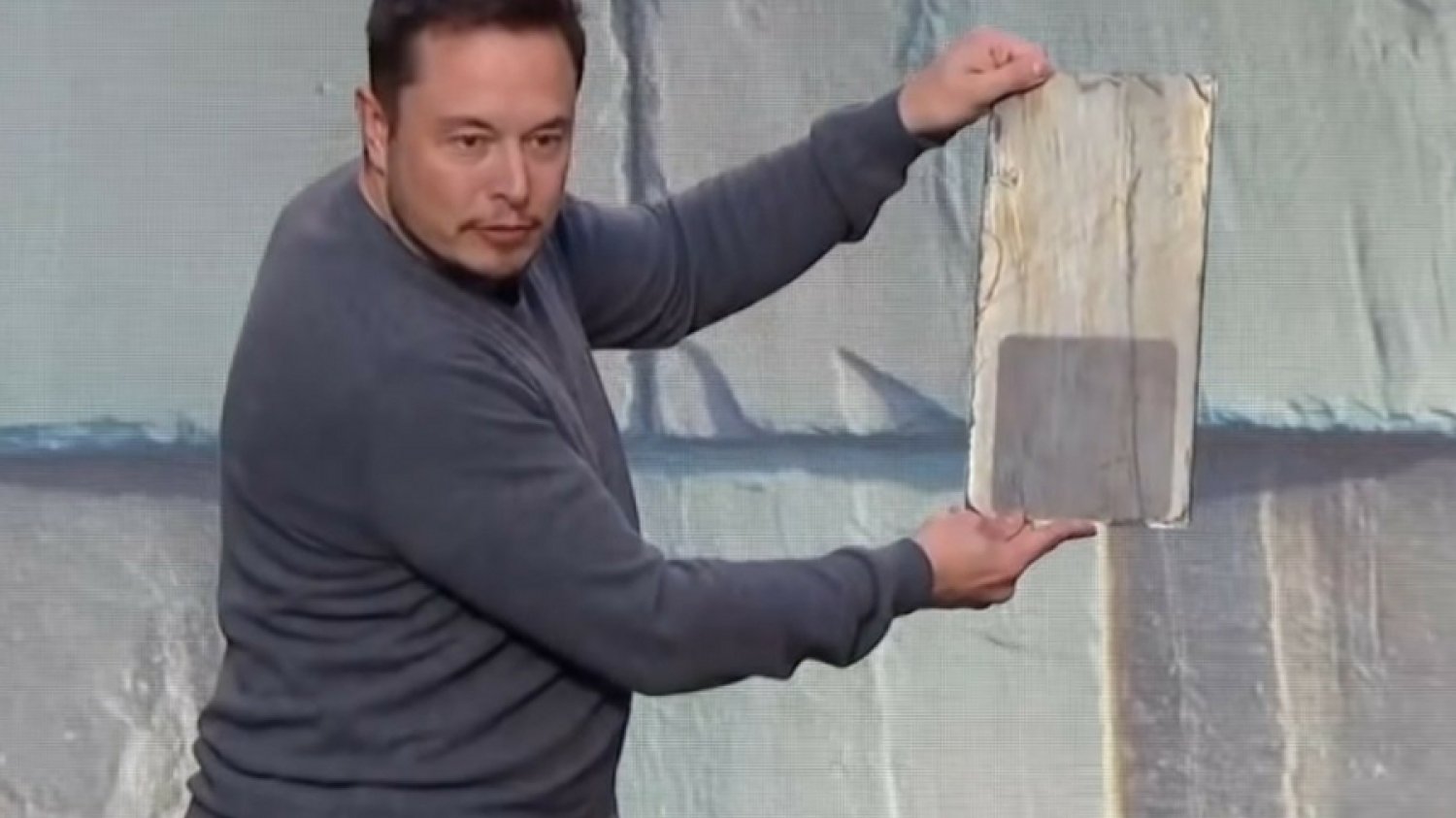 Elon Musk w emocjonalnym wywiadzie przyznał się do przemęczenia. Tesla od razu straciła 5 mld dol. na wartości.