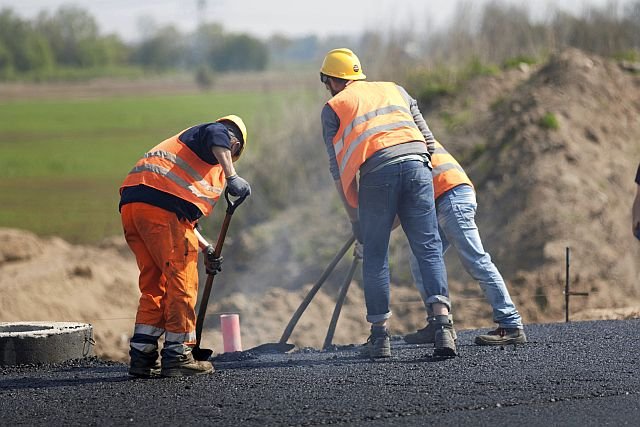 Emerytura w Polsce. Rządzący planują, że pieniądze z budowy dróg wzbogacą państwowy fundusz na emerytury.
