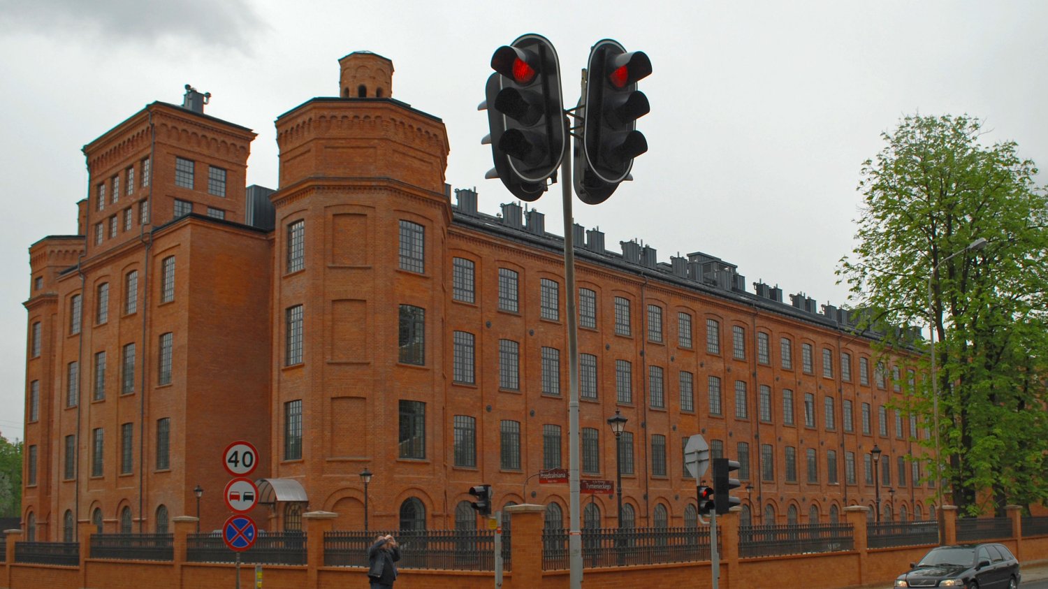 Łódzka fabryka Scheiblera - w XIX wieku dla jednych symbol nowoczesności, dla innych przerażającej mocy nowych technologii.