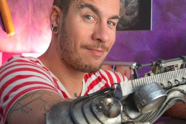 JC Sheitan Tenet stracił przedramię 22 lata temu. Niepełnosprawność nie przeszkodziła mu w rozwijaniu swojej pasji do rysowania.