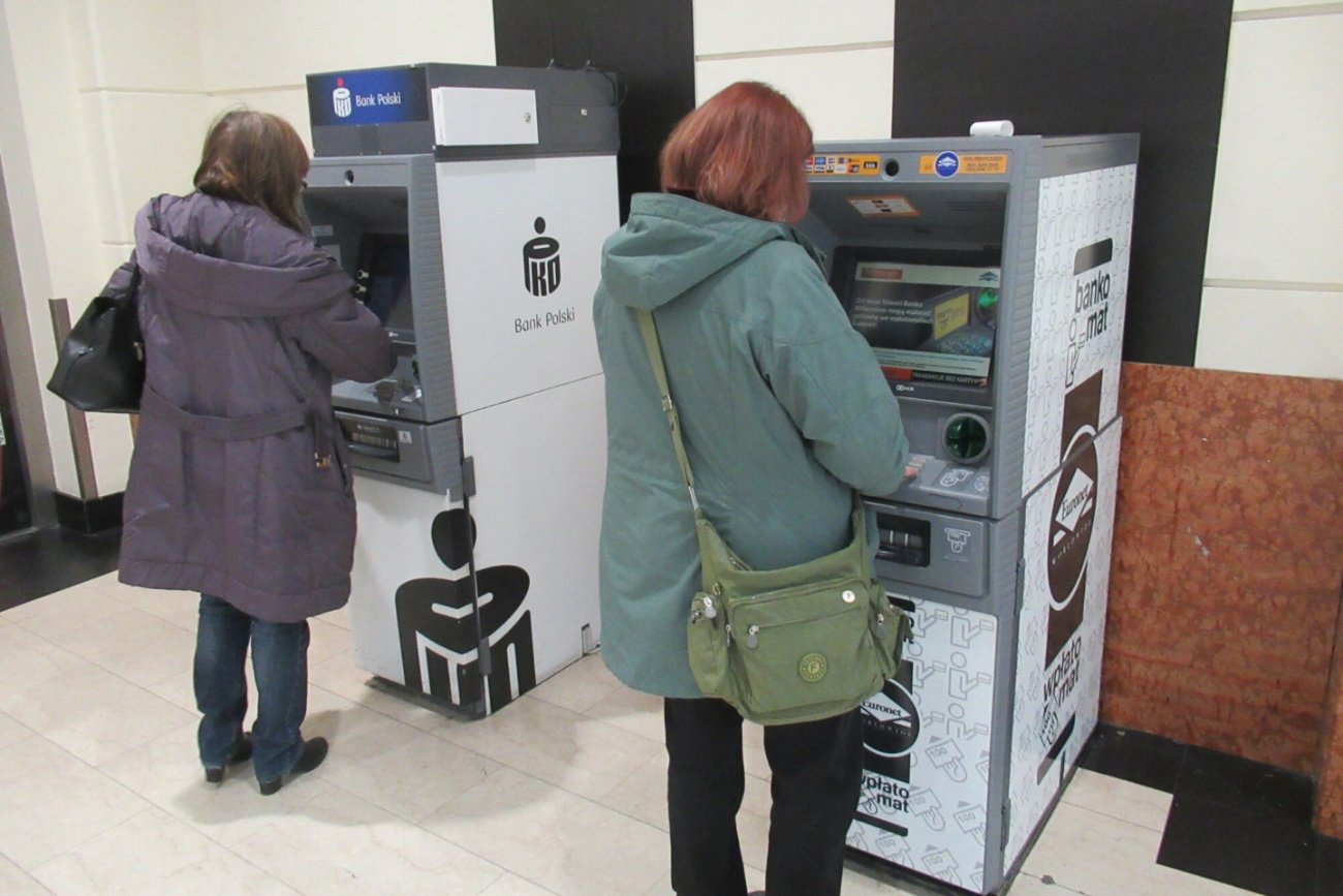 Bankomaty, kobiety.
