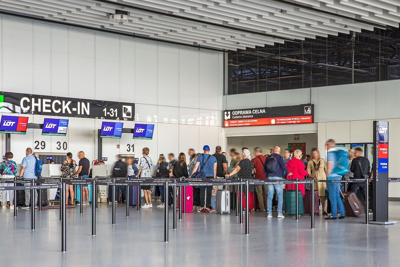 Z lotniska w Radomiu poleciał pierwszy samolot do Tirany