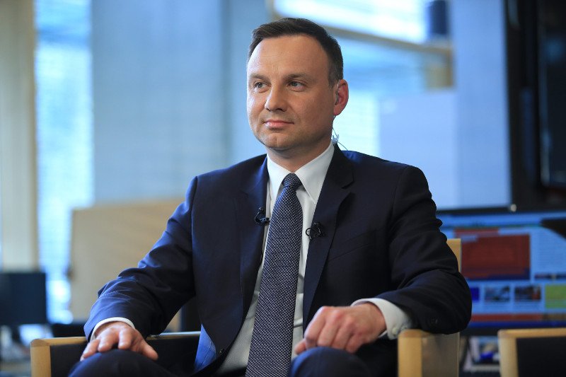 Humaniści protestują pod kancelarią premiera. Andrzej  Duda chce pośredniczyć w rozmowach rządu z naukowcami.