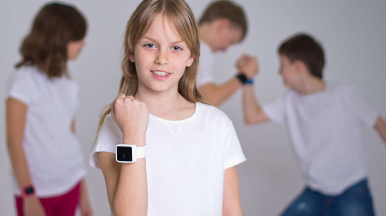 Wristy to telefon, który wygląda jak zegarek. Od zwykłych smartwatchy odróżnia go możliwość włożenia karty SIM