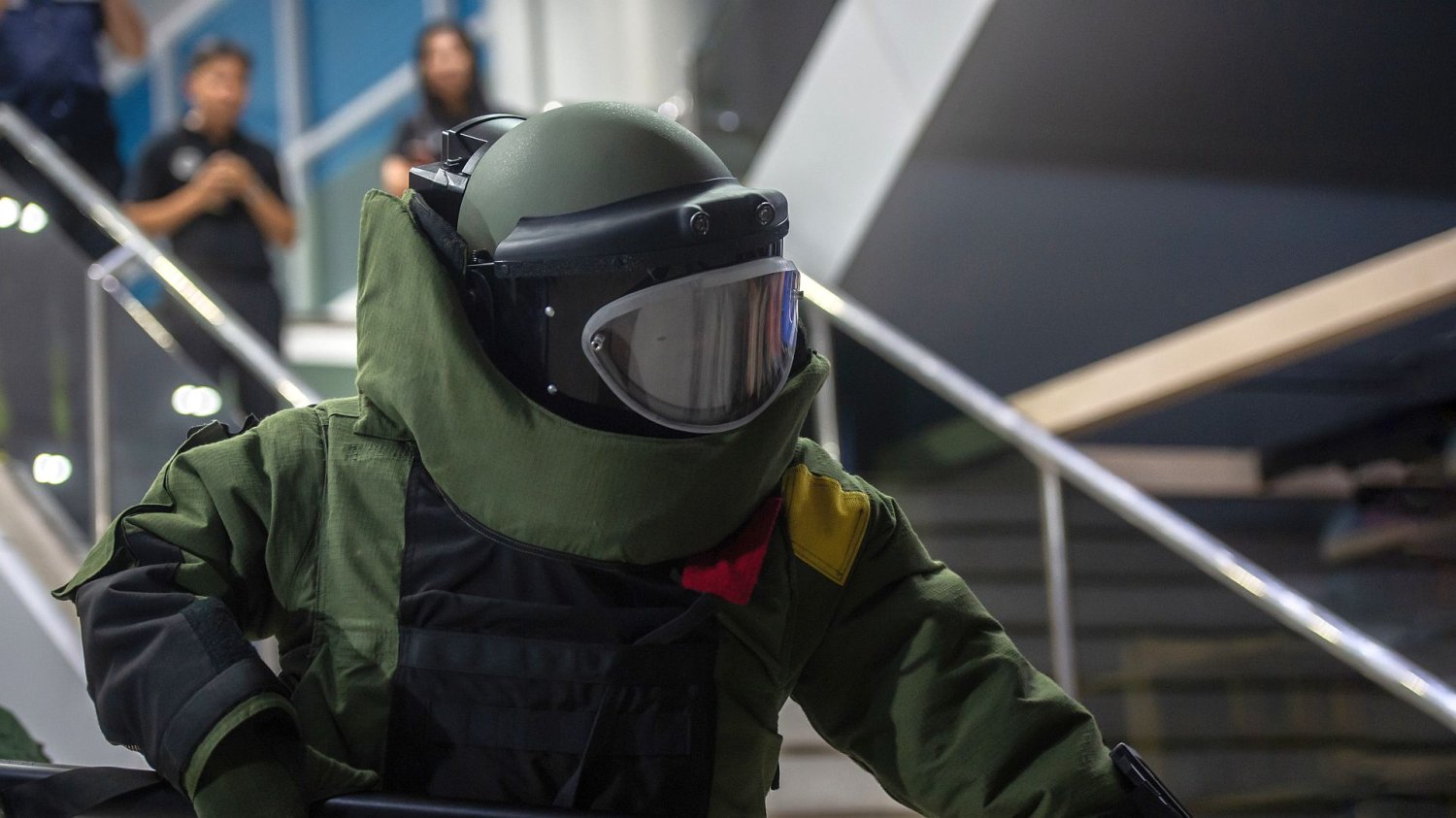 Seria alarmów bombowych w Polsce. Trwa ewakuacja dzieci ze szkół i przedszkoli technik bombowy w szkole