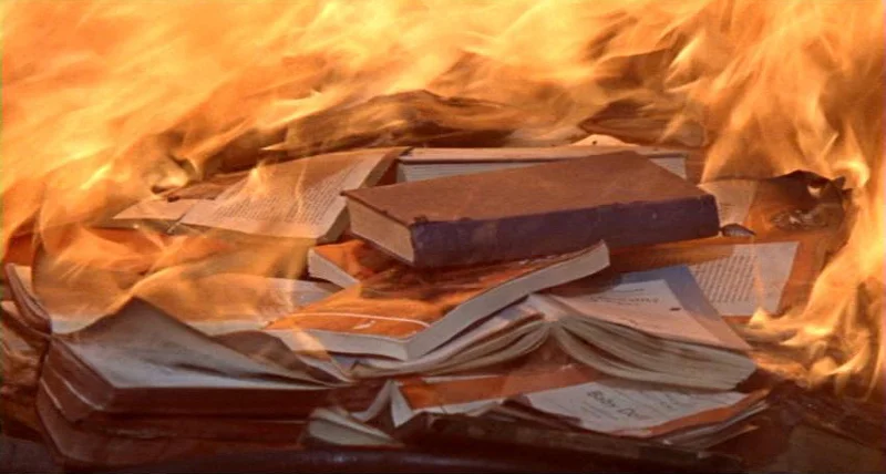 W filmie powstałym na kanwie książki autorstwa Ray'a Bradbury'ego totalitarny rząd USA wprowadza całkowity zakaz czytania książek. Nieprzypadkowo więc najnowszy kod w internecie uważany jest za kod cenzury