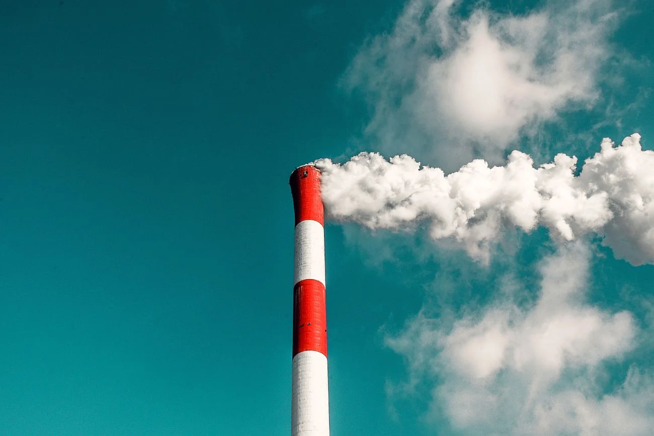 Cena uprawnień do emisji CO2 ostro spadła. Co z cenami prądu?