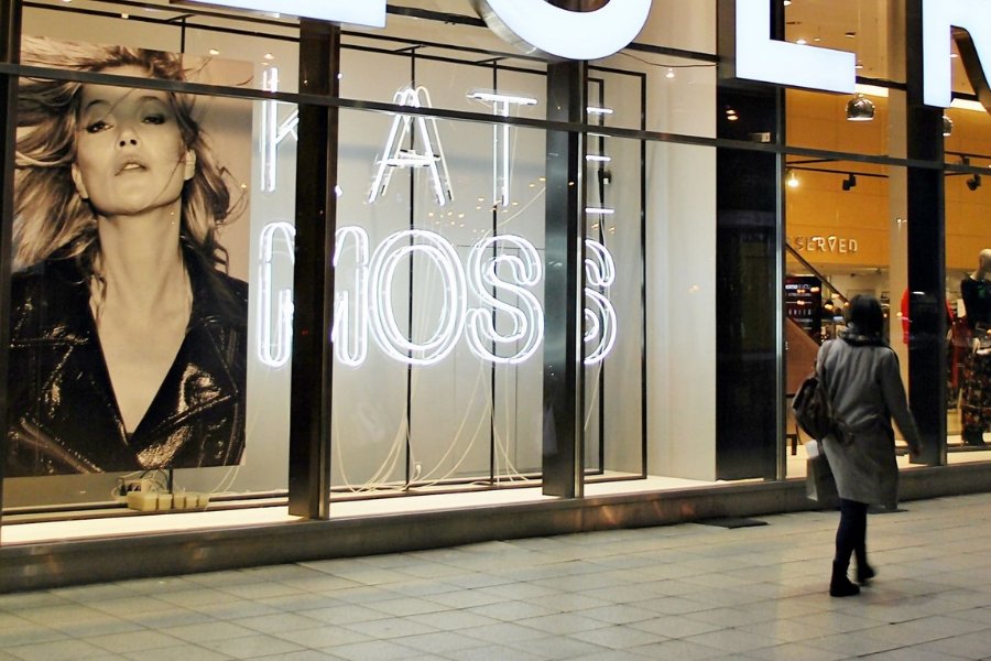 W promocji salonu na Oxford Street pomocne były kampanie promocyjne z udziałem Kate Moss i Cindy Crawford.