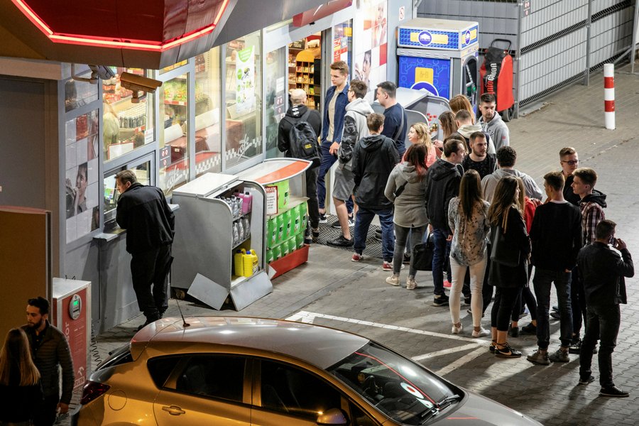 Znaczna część niedzielnego handlu przeniosła się na stacje benzynowe. Sprzedaż w sklepach na stacjach wzrosła w kwietniu o ponad 27 proc.