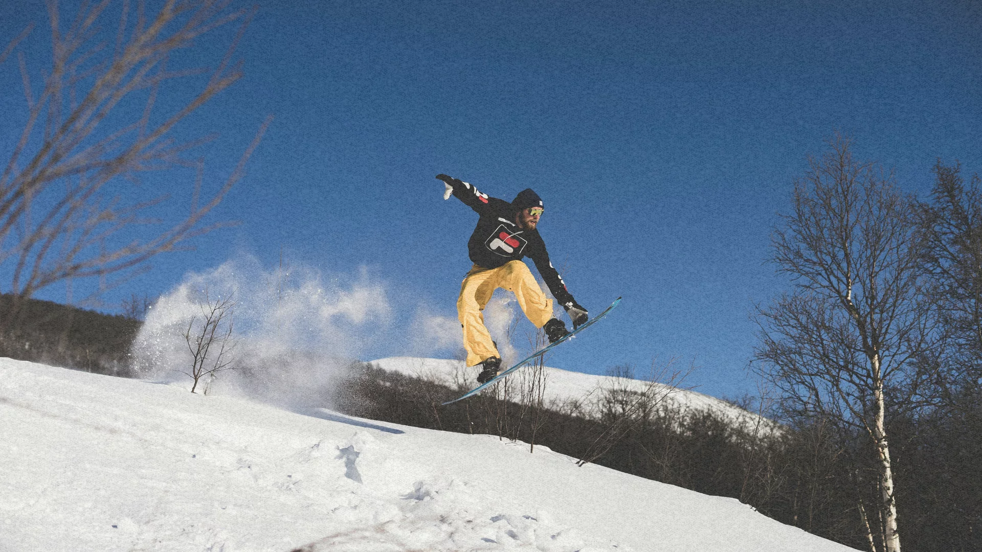 Mężczyzna na desce snowboardowej. Nowe zasady i wyższe ceny na europejskich stokach