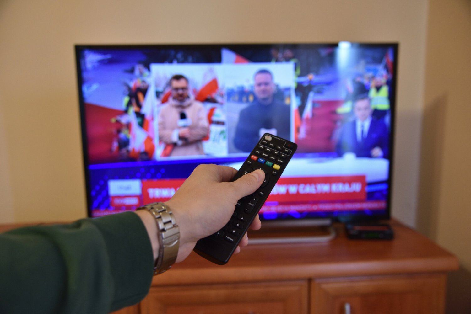 Komentatorzy TVP Info – jak i kto ich opłacał