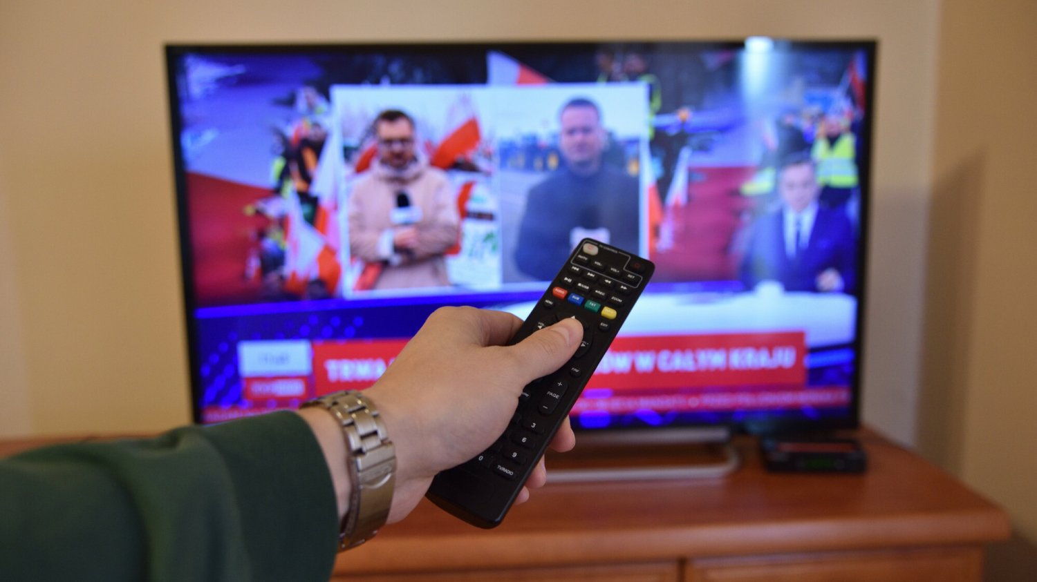 Komentatorzy TVP Info – jak i kto ich opłacał