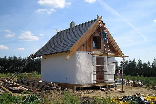 Budowa domów ze słomy i gliny staje się w Polsce coraz bardziej popularna.