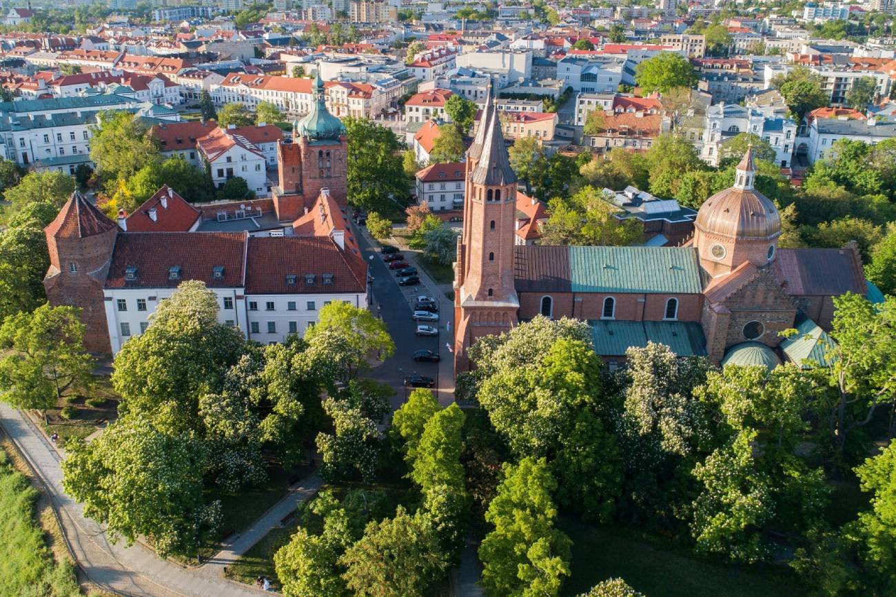 Diecezja płocka zbudowała duża farmę fotowoltaiczną.