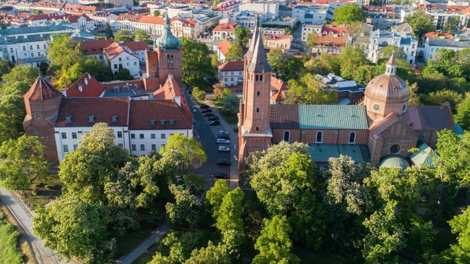 Diecezja płocka zbudowała duża farmę fotowoltaiczną.