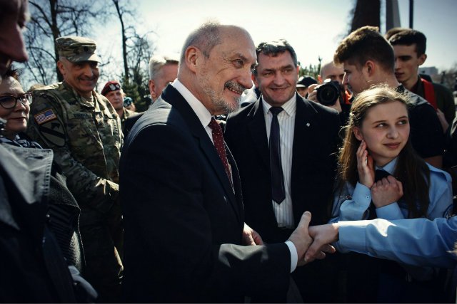 Antoni Macierewicz ma gest. W maju 2017 roku 44 tys. pracowników MON dostanie podwyżkę