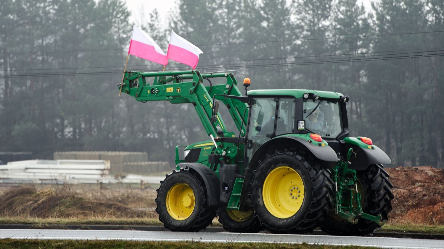 Płonęły opony, ale nie miłość do Unii. Mamy dane: polski rolnik to twardy eurorealista rolniczy traktor podczas jednego z protestów