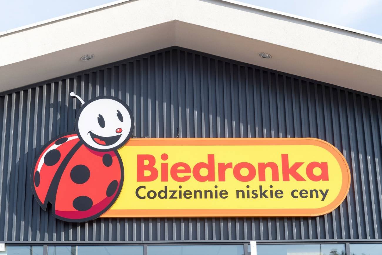 Szyld sklepu Biedronka
