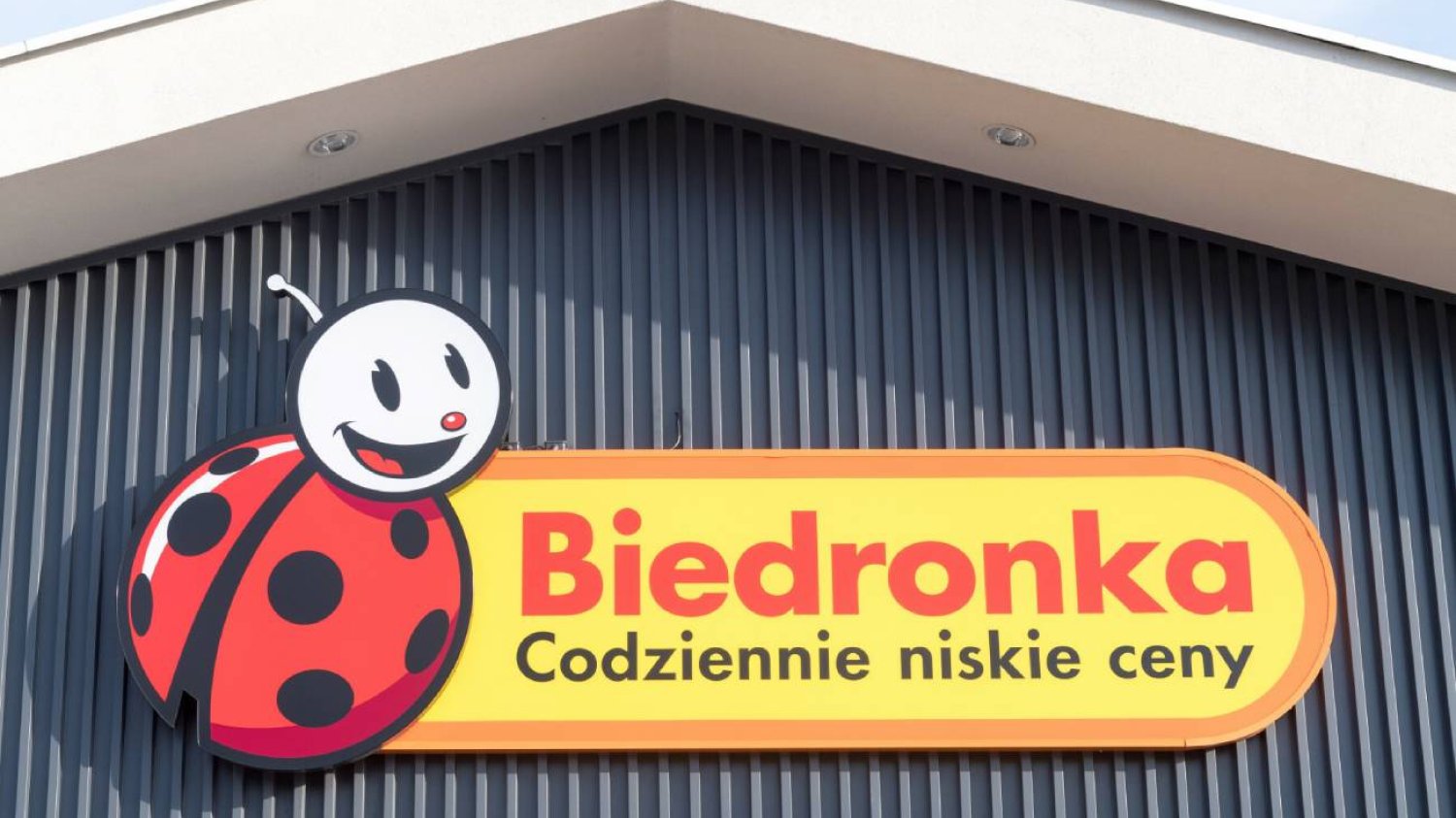 Szyld sklepu Biedronka