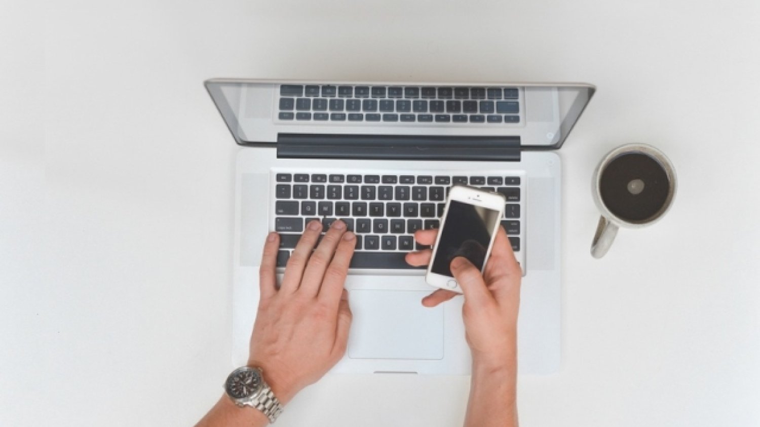 W branży IT praca nad freelancerskimi projektami często odbywa się w czasie etatowego czasu