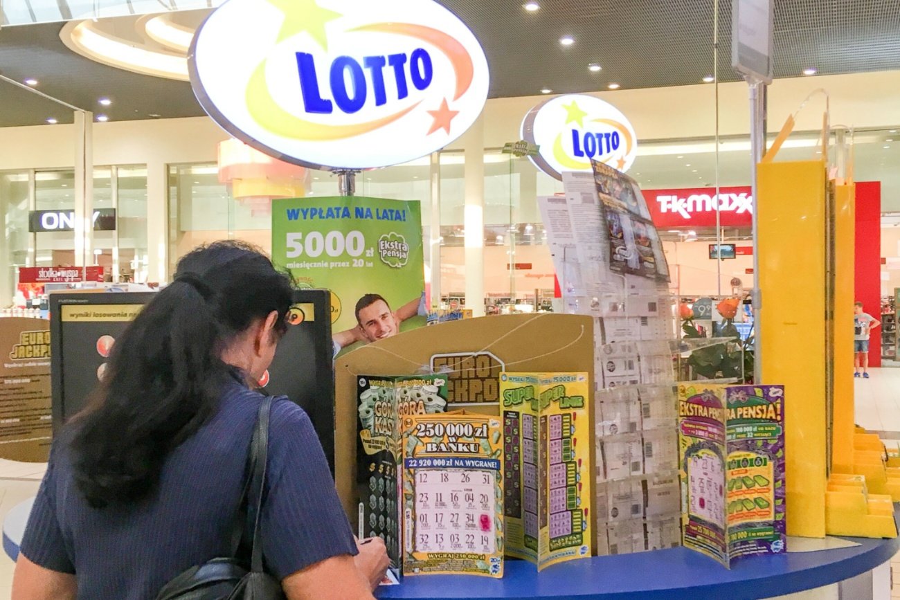 Kobieta w kolekturze Lotto.