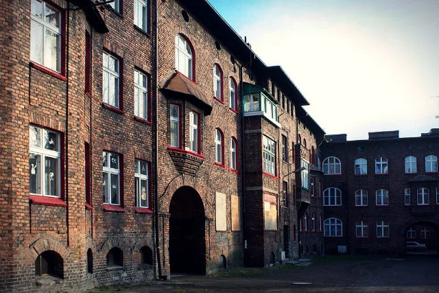 Cechą charakterystyczną Nikiszowca są krwistoczerwone ramy okien i nieotynkowana cegła