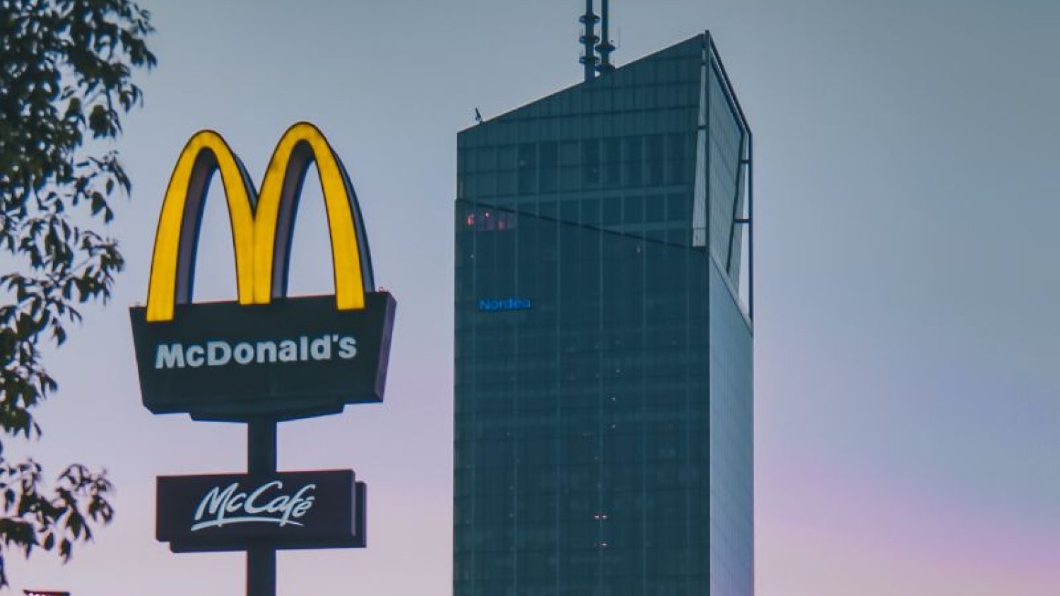 Miasto Gdańsk, Złote łuki McDonald's na tle tamtejszego wieżowca.