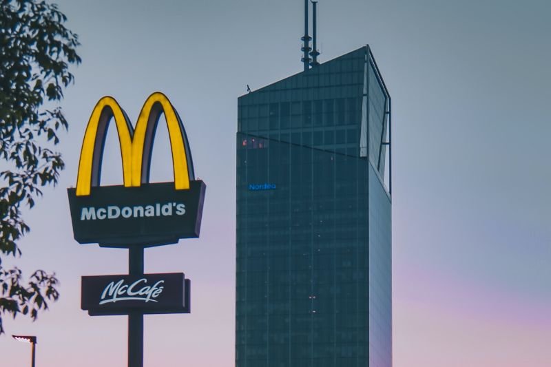 Miasto Gdańsk, Złote łuki McDonald's na tle tamtejszego wieżowca.