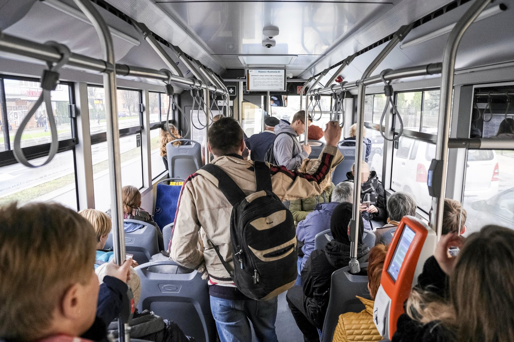 Pasażer wygrał w sądzie z przewoźnikiem. Otrzyma odszkodowanie za spóźnienie autobusu.