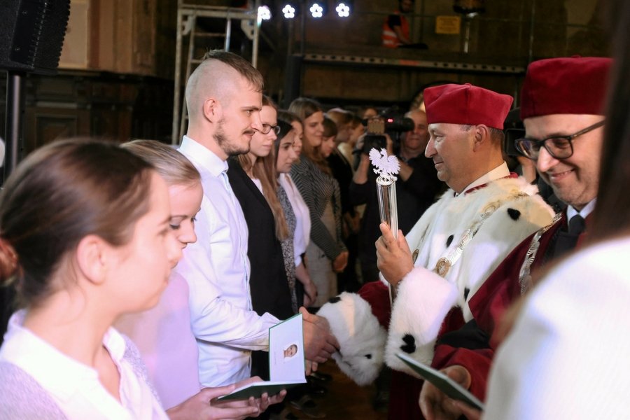 Praca czeka nawet na studentów I roku, twierdzą eksperci.