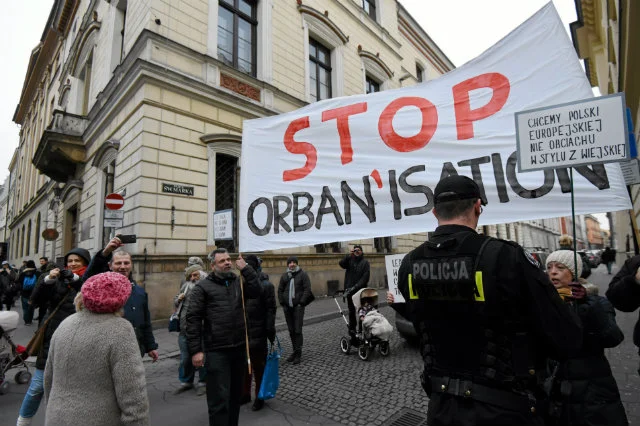 Pikieta KOD podczas wizyty Victora Orbana w Krakowie