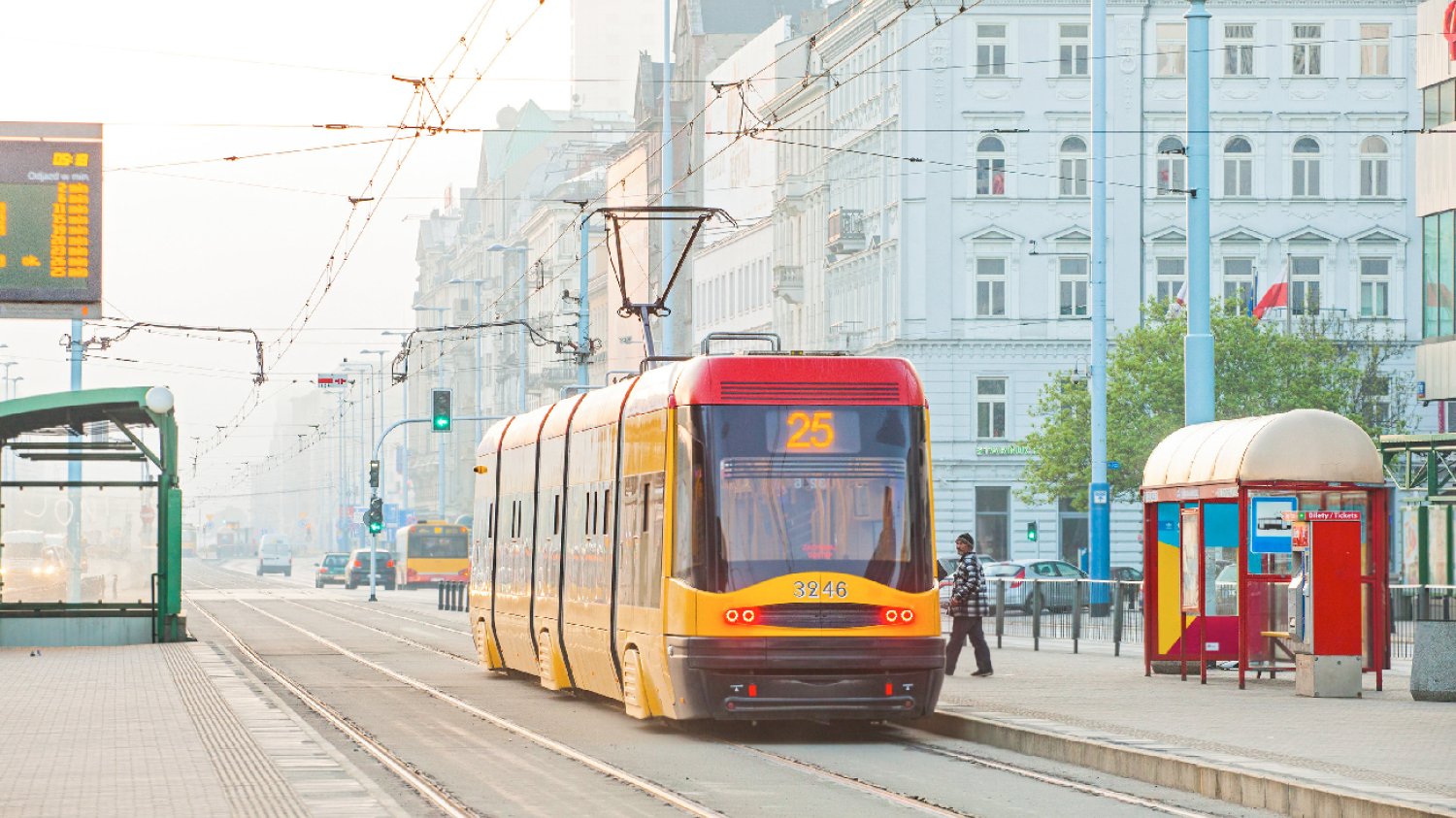 Pierwsze tramwaje od Hyundai Rotem dotarły do Warszawy.