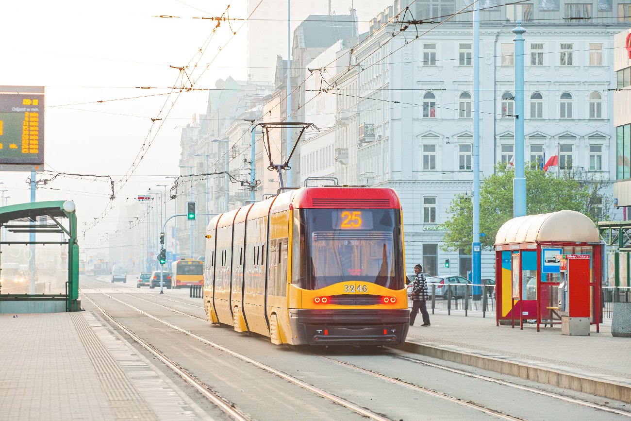 Pierwsze tramwaje od Hyundai Rotem dotarły do Warszawy.