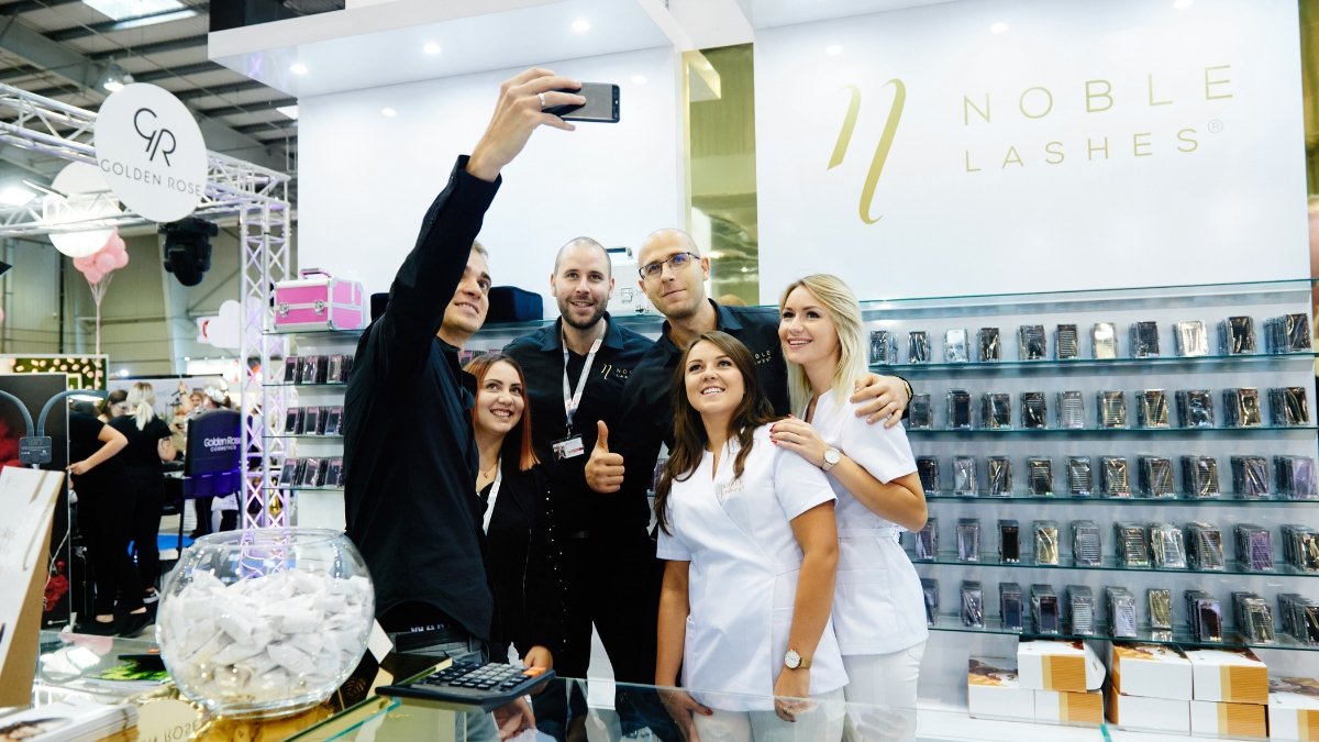 Bracia Paweł i Karol Wojciechowscy stworzyli biznes oparty na sztucznych rzęsach.