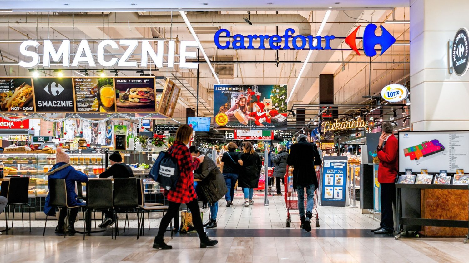 Biedronka wkracza do gry o Carrefoura. Prezes sieci: "Rozważamy taką sytuację"