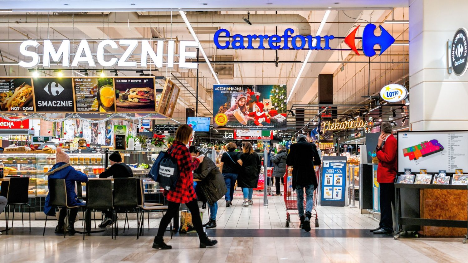Biedronka wkracza do gry o Carrefoura. Prezes sieci: "Rozważamy taką sytuację" sklep Carrefour