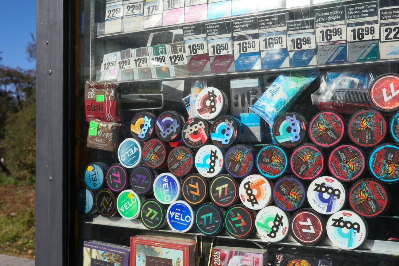 Saszetki nikotynowe w kiosku.