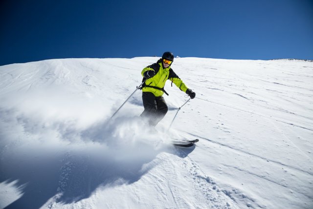 Zimą popularne są oczywiście wyjazdy na narty. W miarę tanie są Włochy i Austria.