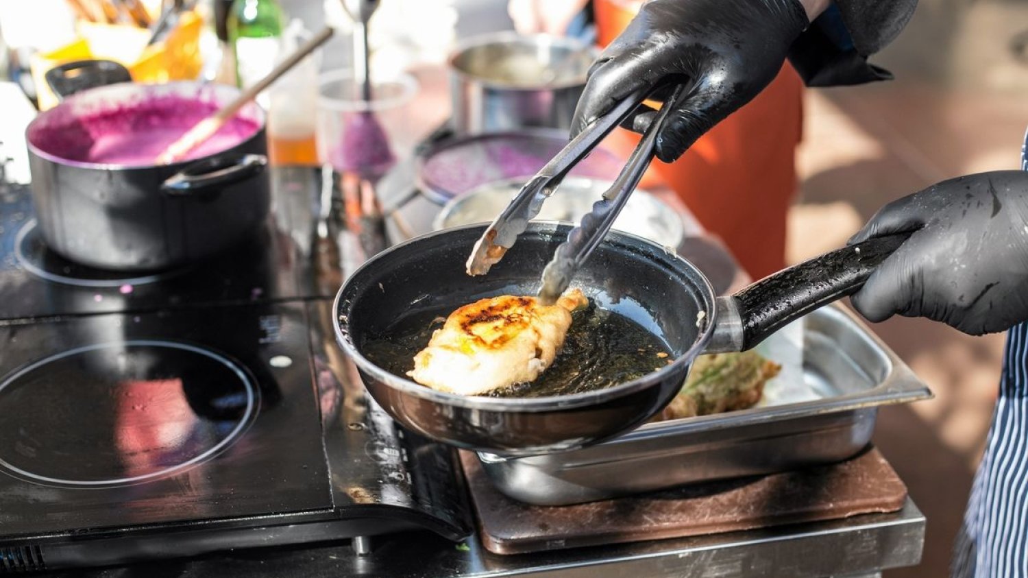 Zanieczyszczenie powietrza przy ruchliwych ulicach z restauracjami  może być znacząco wyższe przy ulicach bez restauracji.