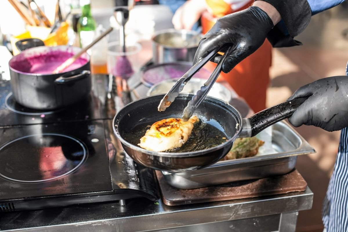 Zanieczyszczenie powietrza przy ruchliwych ulicach z restauracjami  może być znacząco wyższe przy ulicach bez restauracji.