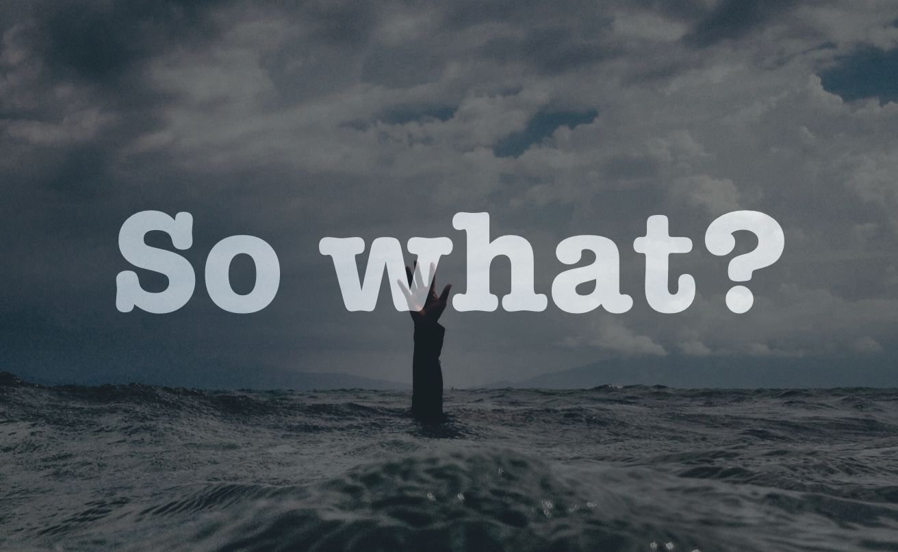 Jednym z ważniejszych pytań, które sobie zadaję pracując nad występieniami (własnymi i cudzymi), jest, …i co z tego? (So what?). Brutalnie stawiam słowa i zdania przed lingwistycznym trybunałem stanu i pytam, „co z tego?”.
