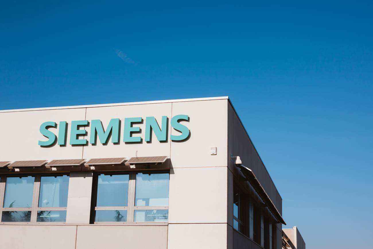 logo Siemens na budynku