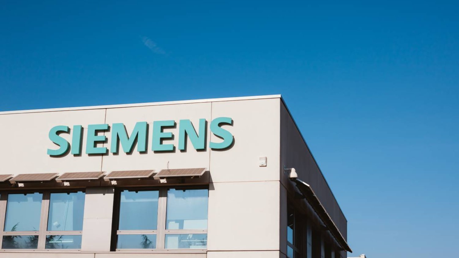 logo Siemens na budynku