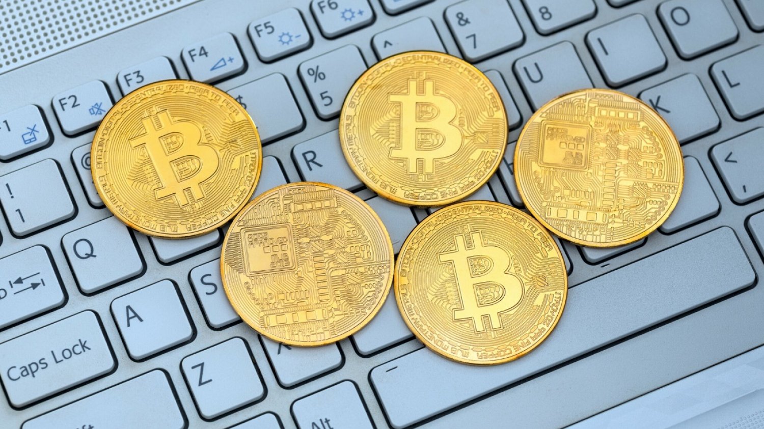 Bitcoiny na klawiaturze.