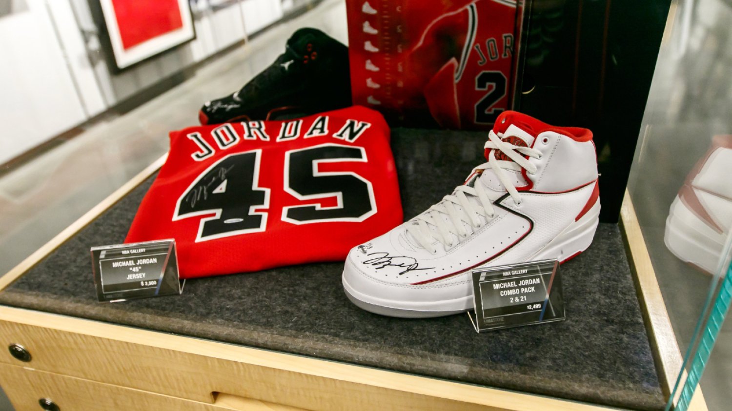 Michael Jordan podpisany na produktach z logo NBA