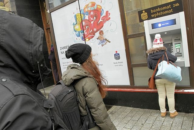 W roku 2017 czeka nas sporo podwyżek w bankach - m.in. za wypłaty z bankomatów.