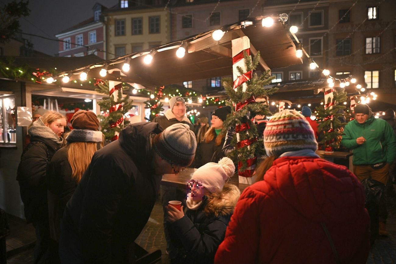 Pajda chleba ze smalcem za 20 zł, kiszone ogórki, bigos i tandeta. Oto polskie jarmarki świąteczne