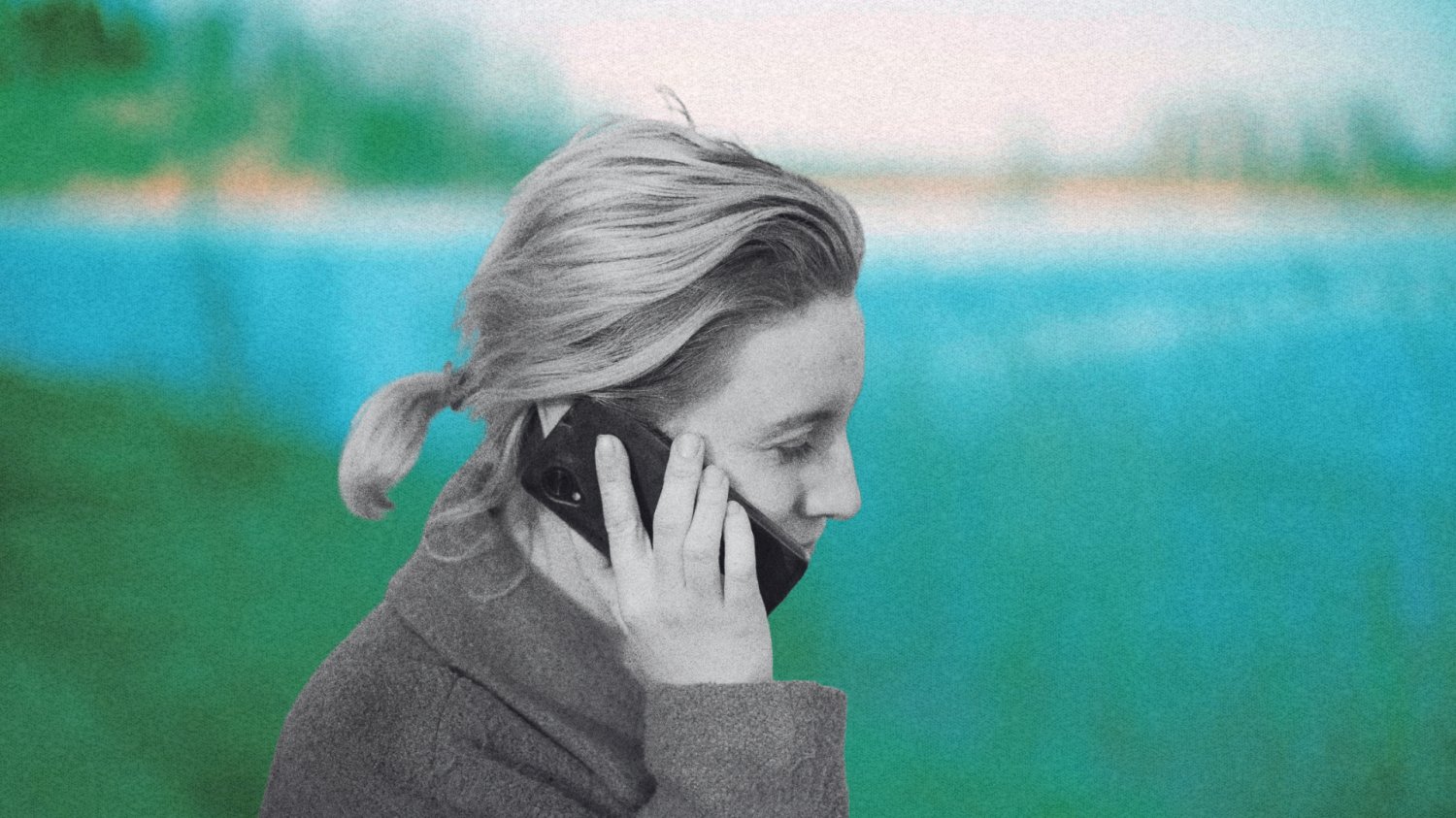 Kobieta rozmawia przez telefon. LibrePhone ma zerwać z inwigilacją gigantów technologicznych