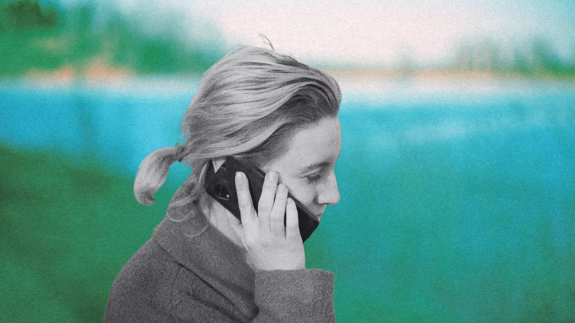 Kobieta rozmawia przez telefon. LibrePhone ma zerwać z inwigilacją gigantów technologicznych