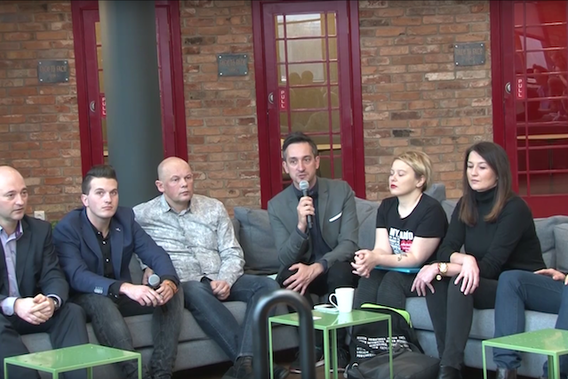 Przedstawiciele organizacji pozarządowych podczas debaty zorganizowanej przez Fundację FaniMani.